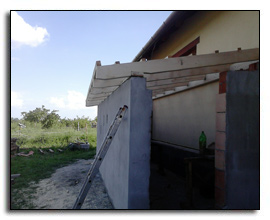 Házhoz épített fatároló, kész falazattal